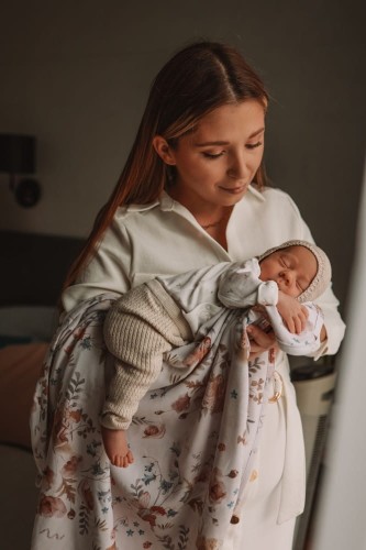 Bawełniany kocyk dziecięcy 70x90 cm – Sawanna, wzór zwierzęta sawanny, żyrafy, flamingi, pastelowe kolory, jasne kolory w stylu boho