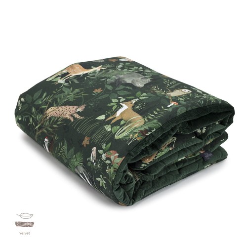 Kocyk dziecięcy z ciepłym wypełnieniem 75×100 cm – Woodland, wzór las, leśne zwierzątka na ciemno-zielonym tle, sarenki, lisy, dziki, ptaszki, sowy. Z drugiej strony butelkowa zieleń