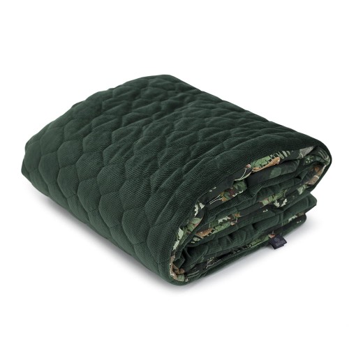 Kocyk dziecięcy z ciepłym wypełnieniem 75×100 cm – Woodland, wzór las, leśne zwierzątka na ciemno-zielonym tle, sarenki, lisy, dziki, ptaszki, sowy. Z drugiej strony butelkowa zieleń