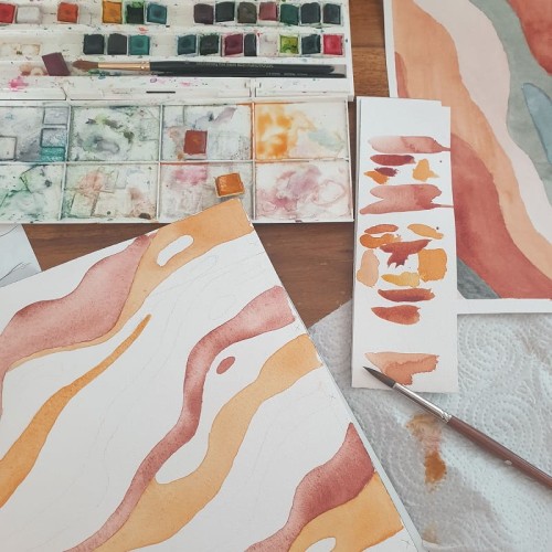 Duży Koc / Narzuta z wypełnieniem 145×200 cm – Rainbow Mountain. Wzór pastelowa tęcza, jasne kolory. z drugiej strony pikowany velvet w kolorze brudnego różu.