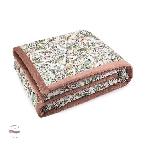 Duży Koc / Narzuta z wypełnieniem 145×200 cm– Ornithology. Wzór kolorowe ptaki i drzewa  na jasnym tle. z drugiej strony pikowana tkanina w kolorze jasnego brązu.