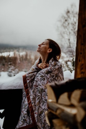 Duży Koc / Narzuta z wypełnieniem 145×200 cm – Woodland. Wzór leśne życie. Leśnie zwierzęta na ciemno zielonym tle. Z drugiej strony pikowany velvet w kolorze butelkowej zieleni.