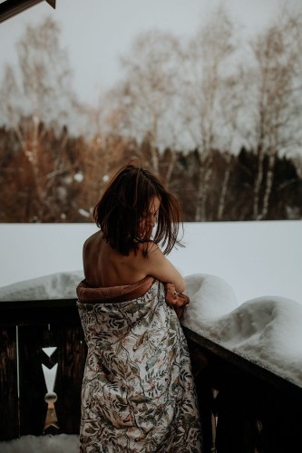 Duży Koc / Narzuta z wypełnieniem 145×200 cm – Sawanna. Wzór dzikie zwierzęta na białym tle, nosorożce, lwy, żyrafy, flamingi, strusie. Z drugiej strony zielony, pikowany velvet.