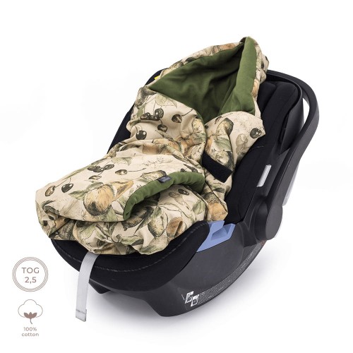 Kocyk do fotelika 100% bawełna z ciepłym wypełnieniem –  Taste of Summer. Wzór owoce na beżowym tle, z drugiej strony ciemna zieleń.