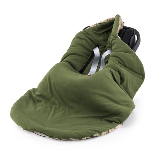 Kocyk do fotelika 100% bawełna z ciepłym wypełnieniem  – Taste of Summer. Wzór owoce na beżowym tle, z drugiej strony ciemna zieleń.