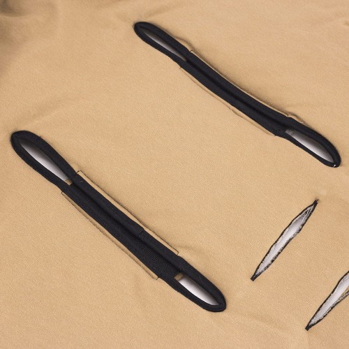 Kocyk do fotelika 100% bawełna z ciepłym wypełnieniem – Taste of Summer. Zbliżenie na otwory w kocyku, przez które przeciąga się pasy bezpieczeństwa aby przymocować koc do fotelika samochodowego.