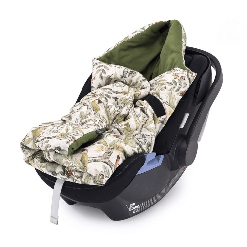 Kocyk do fotelika 100% bawełna z ciepłym wypełnieniem – Ornithology. Wzór kolorowe ptaki i drzewa na jasnym tle. Z drugiej strony zielony.