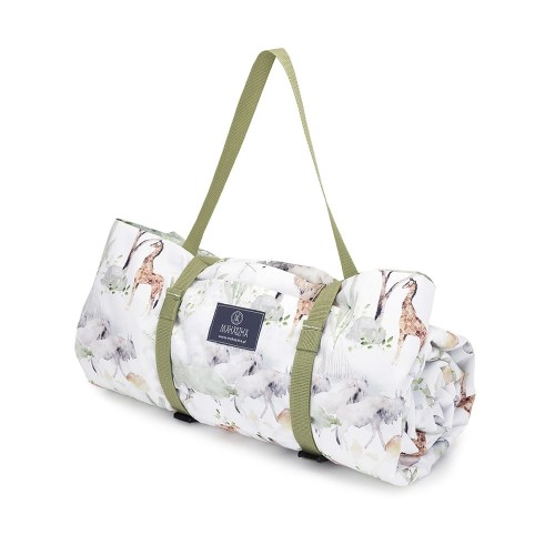 Koc piknikowy / duża mata do zabawy 150x200 cm – Sawanna. Wzór ze zwierzętami na białym tle. Lwy, żyrafy, nosorożce