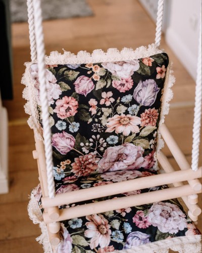 Huśtawka drewniana handmade dla dzieci 3w1 – purpurowy ogród na czarnym tle