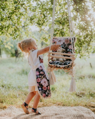 Huśtawka drewniana handmade dla dzieci 3w1 – purpurowy ogród na czarnym tle