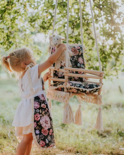 Huśtawka drewniana handmade dla dzieci 3w1 – purpurowy ogród na czarnym tle