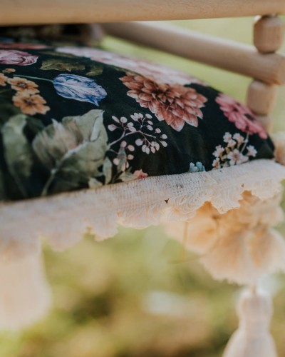 Huśtawka drewniana handmade dla dzieci 3w1 – purpurowy ogród na czarnym tle