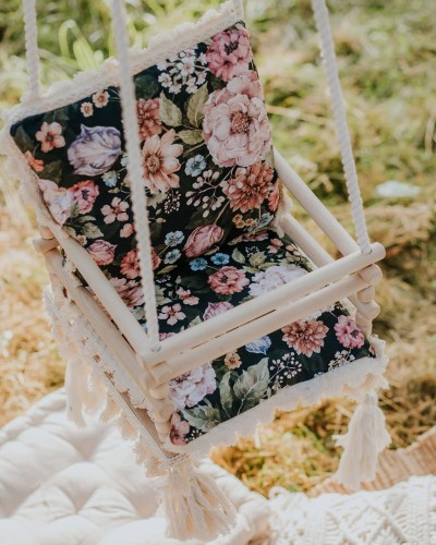 Huśtawka drewniana handmade dla dzieci 3w1 – purpurowy ogród na czarnym tle