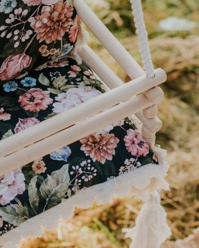 Huśtawka drewniana handmade dla dzieci 3w1 – purpurowy ogród na czarnym tle