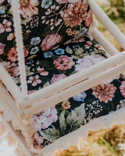 Huśtawka drewniana handmade dla dzieci 3w1 – purpurowy ogród na czarnym tle