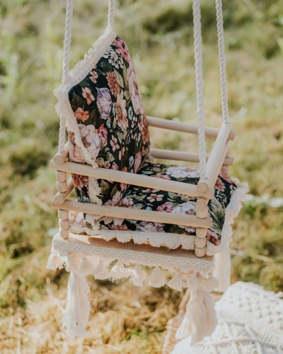 Huśtawka drewniana handmade dla dzieci 3w1 – purpurowy ogród na czarnym tle