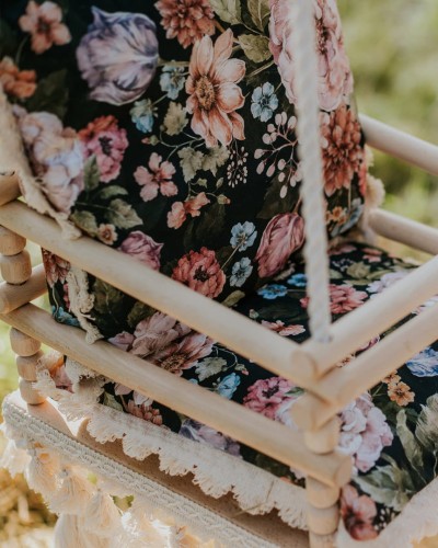 Huśtawka drewniana handmade dla dzieci 3w1 – purpurowy ogród na czarnym tle