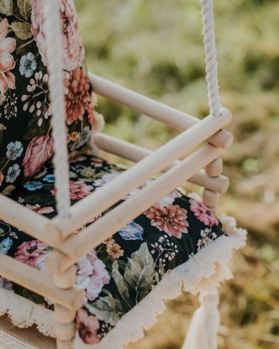 Huśtawka drewniana handmade dla dzieci 3w1 – purpurowy ogród na czarnym tle