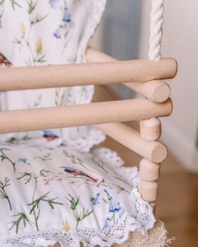 Huśtawka drewniana dla dzieci 3w1 – ptaki i kwiaty polne na bieli