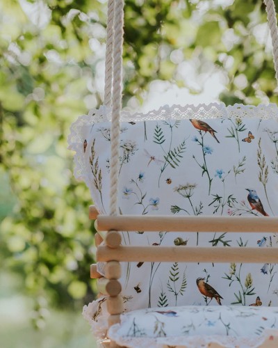 Huśtawka drewniana dla dzieci 3w1 – ptaki i kwiaty polne na bieli