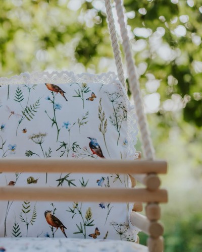 Huśtawka drewniana dla dzieci 3w1 – ptaki i kwiaty polne na bieli