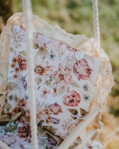 Huśtawka drewniana dla dzieci 3w1 – purpurowy ogród