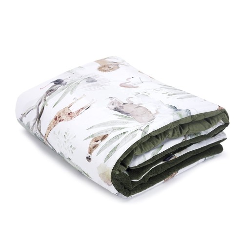 Kocyk dziecięcy z ciepłym wypełnieniem 75×100 cm – Sawanna , zwierzątka na jasnym tle, surykatki, lwy, strusie, flamingi, nosorożce, żyrafy. Druga strona w kolorze zieleni.