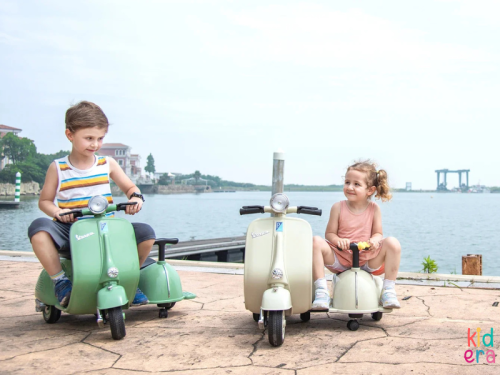 Dziecięcy skuter Vespa / pojazd elektryczny trójkołowy - beżowy