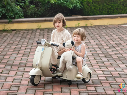 Dziecięcy skuter Vespa / pojazd elektryczny trójkołowy - beżowy