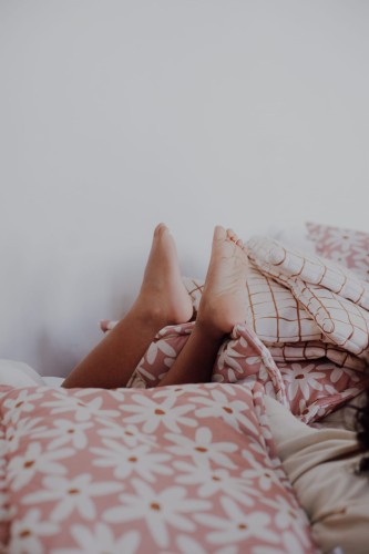 Dziecięca pościel z wypełnieniem w stokrotki - 80x100cm