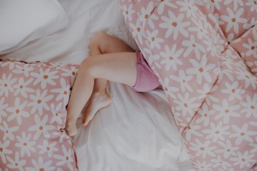 Dziecięca pościel z wypełnieniem w stokrotki - 80x100cm