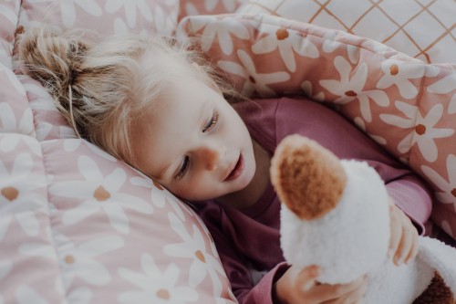 Dziecięca pościel z wypełnieniem w stokrotki - 110x135cm