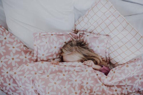 Dziecięca pościel z wypełnieniem w stokrotki - 110x135cm