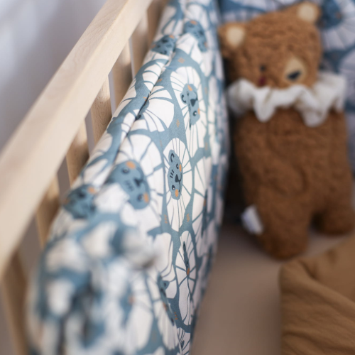 Ochraniacz do łóżeczka 60x120 cm w niebieskie lwy