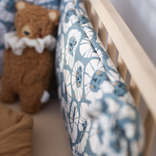 Ochraniacz do łóżeczka 70x140 cm w niebieskie lwy