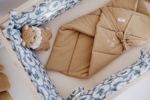 Ochraniacz do łóżeczka 70x140 cm w niebieskie lwy