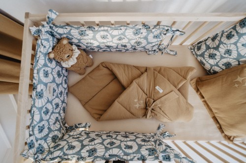 Ochraniacz do łóżeczka 70x140 cm w niebieskie lwy