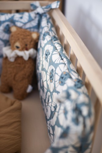 Ochraniacz do łóżeczka 70x140 cm w niebieskie lwy