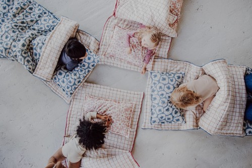 Śpiwór dziecięcy z poduszką w niebieskie lwy – bawełna i antyalergiczne wypełnienie