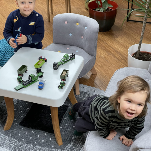 Stolik dla dziecka kwadratowy drewniane nogi