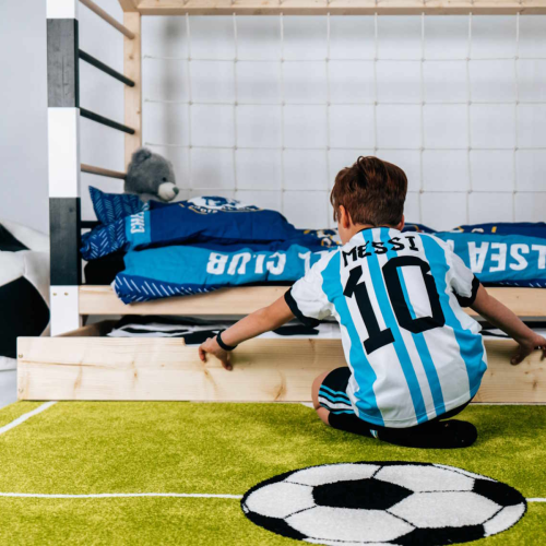 Drewniane łóżko w kształcie bramki piłkarskiej z siatką i materacem