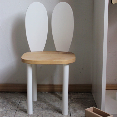 Drewniane krzesełko dziecięce w kształcie królika