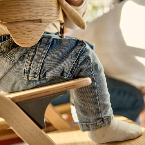 Leander Louie™ – krzesełko do karmienia drewniane rosnące z dzieckiem, dąb naturalny