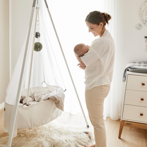 front Kołyska zawieszana Leander Classic™ – biała, na sufit lub statyw, organiczna bawełna