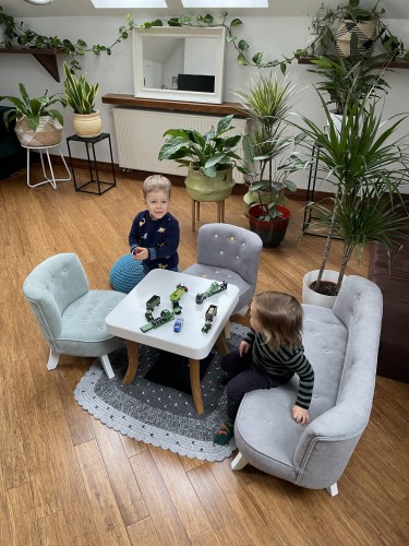 Stolik dla dziecka kwadratowy drewniane nogi