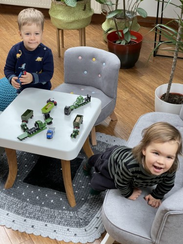 Stolik dla dziecka kwadratowy drewniane nogi