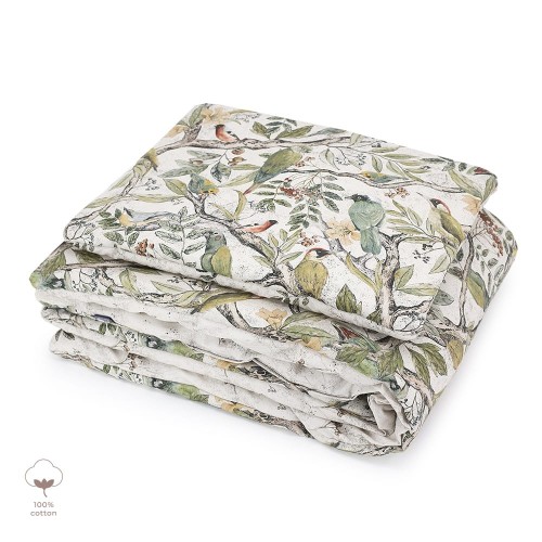 Pościel niemowlęca bawełniana, jasne kolory, pastelowe kolory, kołderka i poduszka w stylu boho, wzór ptaszki, zieleń na białym tle, naturalne kolory