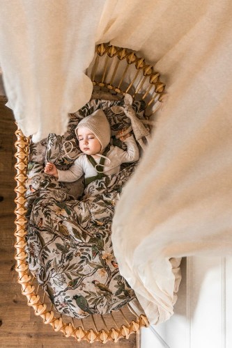 Pościel dziecięca do kosza Mojżesza,  bawełniana, jasne kolory, pastelowe kolory, kołderka i poduszka w stylu boho, wzór ptaszki, zieleń na białym tle, naturalne kolory
