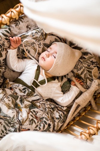 Pościel dziecięca na popołudniową drzemkę, jasne kolory, pastelowe kolory, kołderka i poduszka w stylu boho, wzór ptaszki, zieleń na białym tle, naturalne kolory