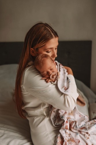 Bawełniany kocyk dziecięcy 70x90 cm – wróżki na białym tle, pastelowe kolory